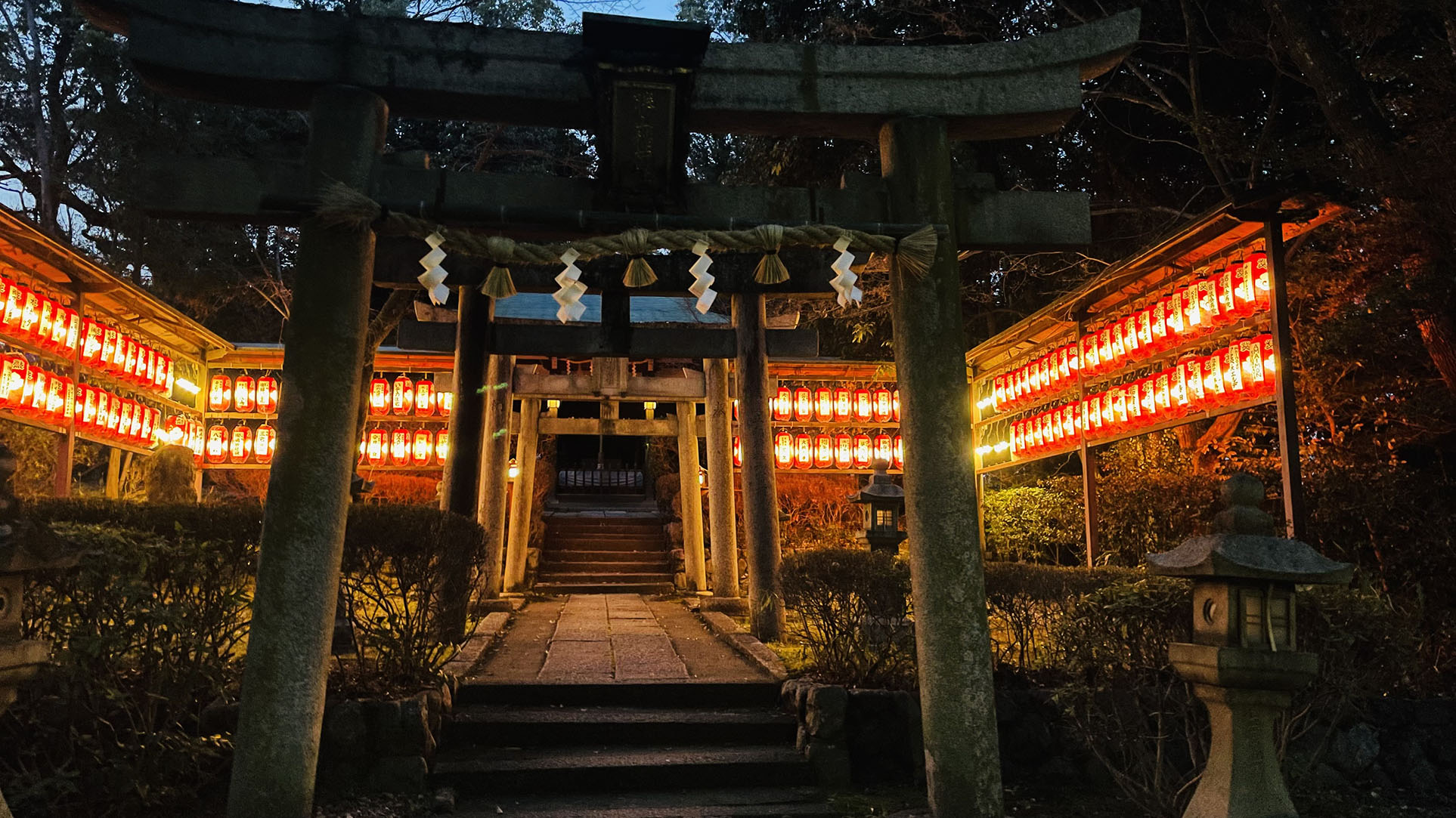 「夕暮れの向日神社」