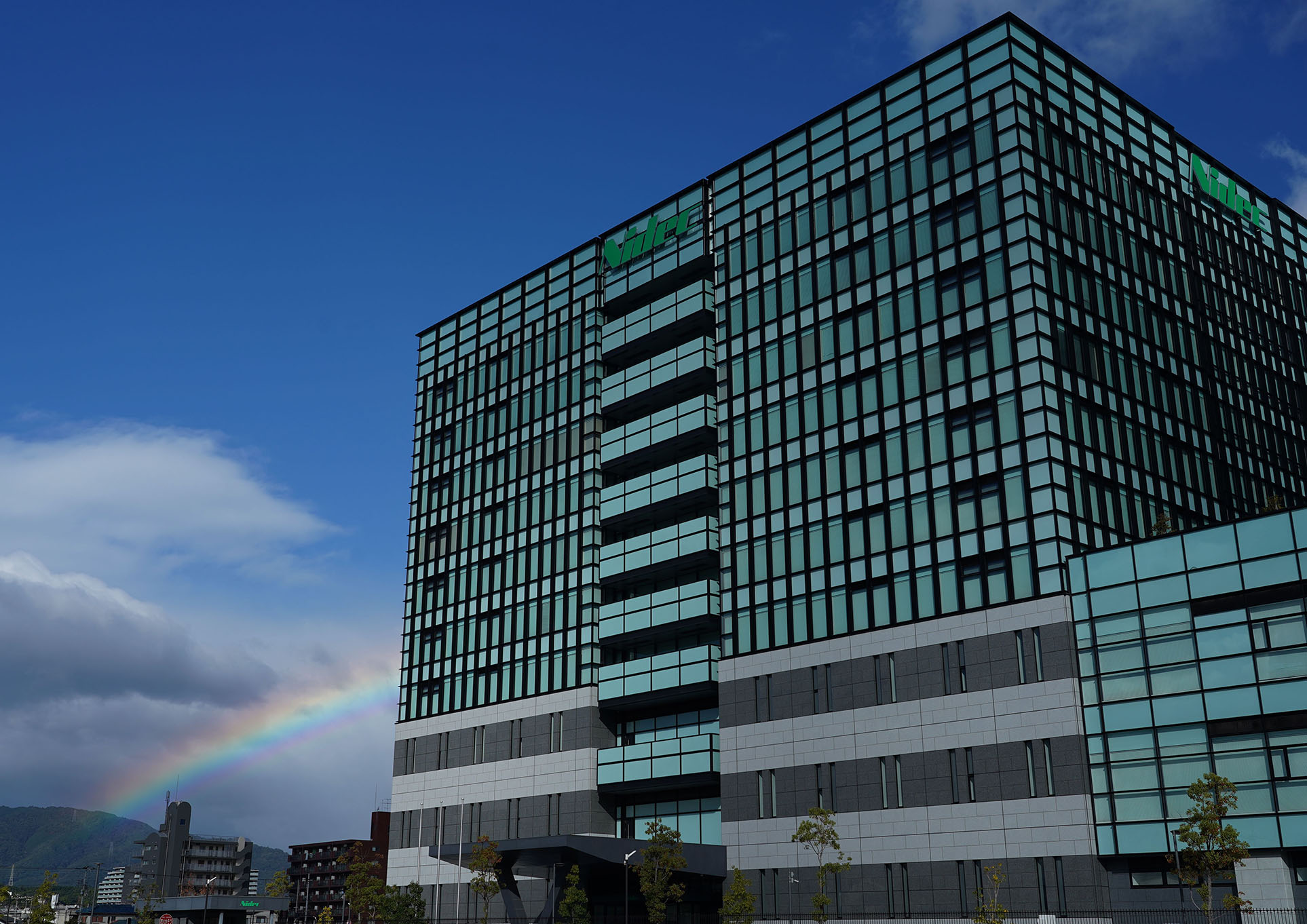 「虹を越えて」