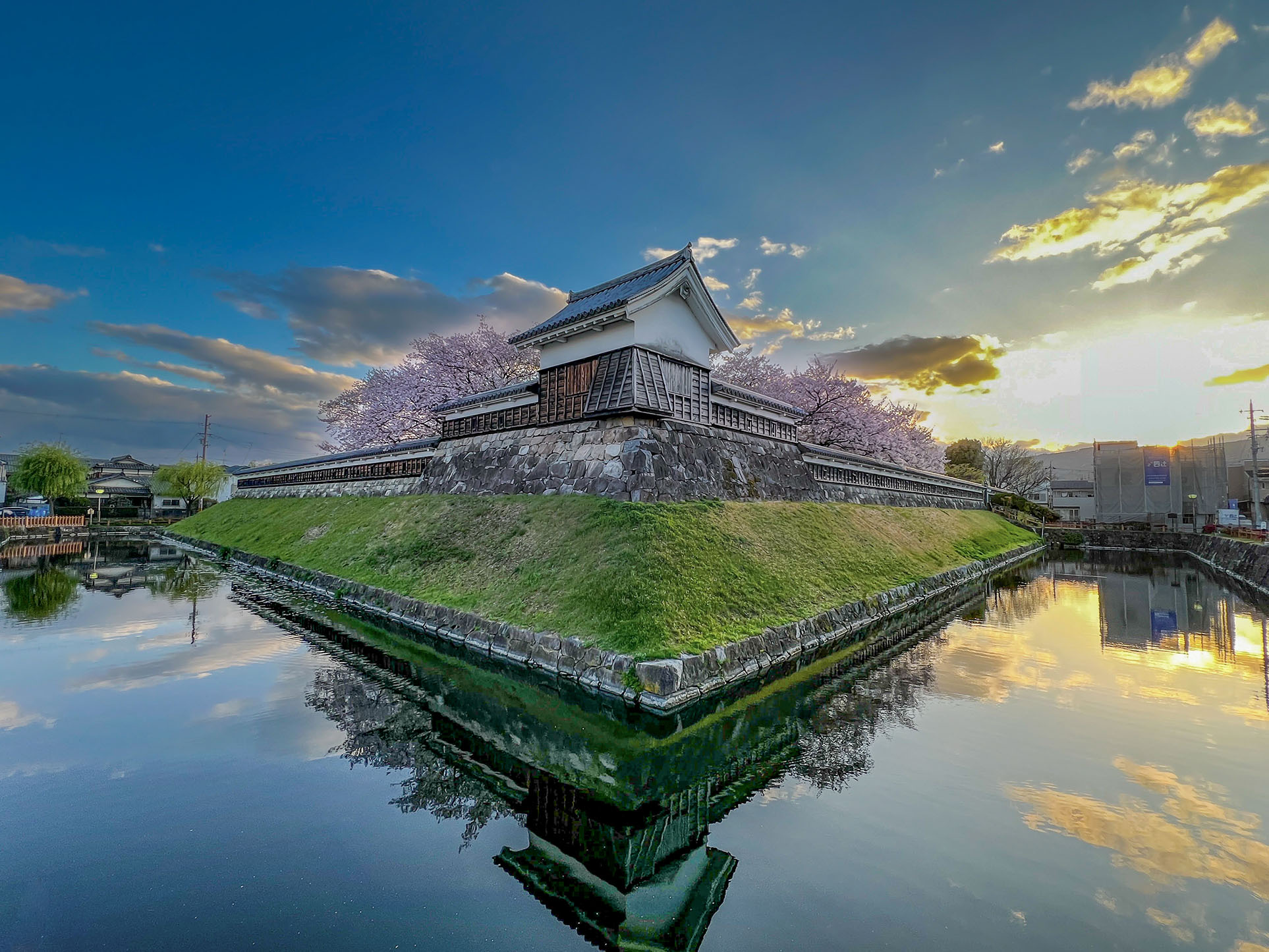 「水辺に佇む、春」