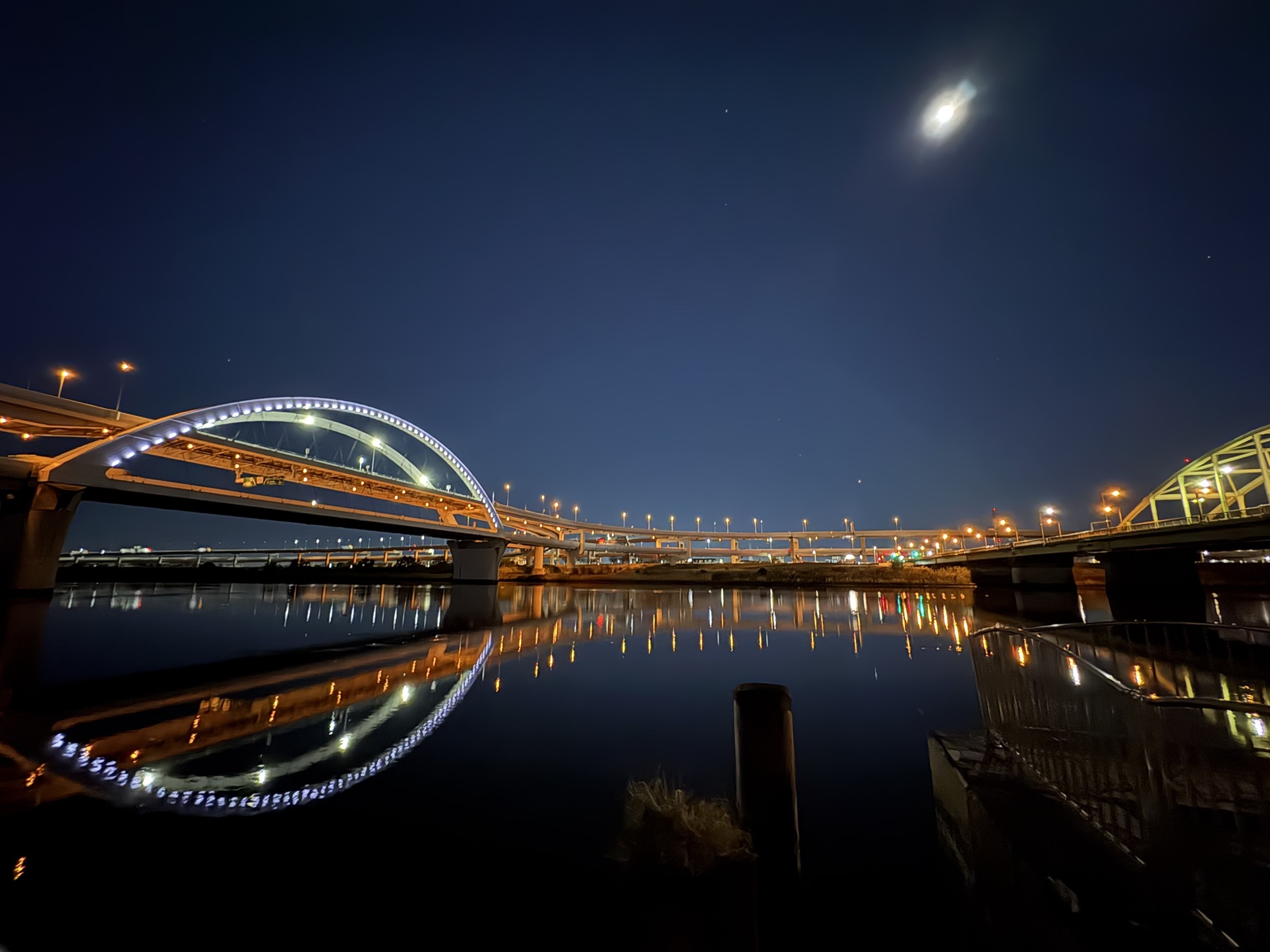 4つの橋と月