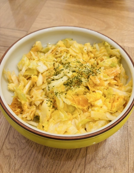 キャベツとたまごとカラムーチョのボリュームサラダ