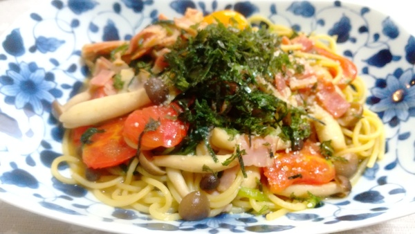 自家製完熟トマトを使った具沢山ペペロンチーノパスタ
