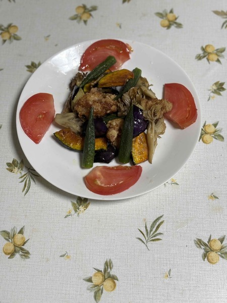 鶏もも肉と夏野菜の彩りサラダ