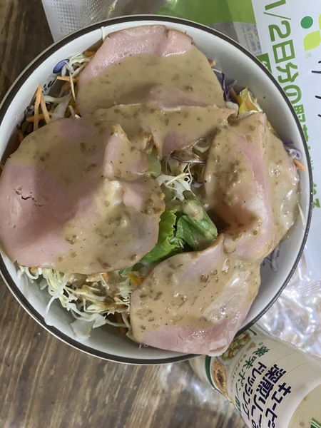 1/2日分の野菜にドレッシング