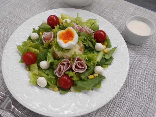 マヨチーズソースで食べる！花咲くローズガーデンサラダ