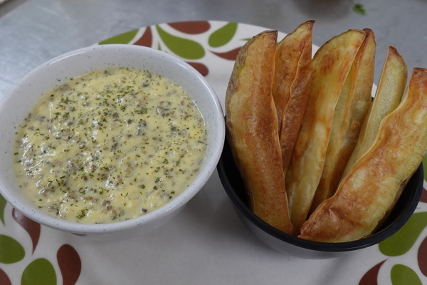 Creamy Scrambled Egg with Potato Wedges