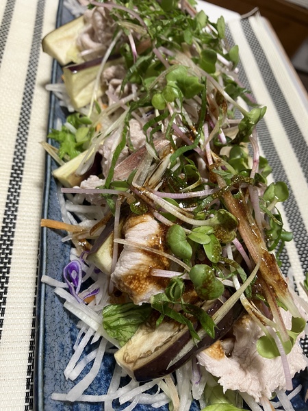 深谷の茄子と豚しゃぶの薬味たっぷりサラダ