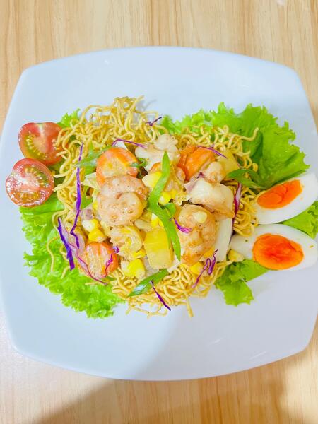 Crispy noodle salad with shrimp, fresh vegetables, and egg
