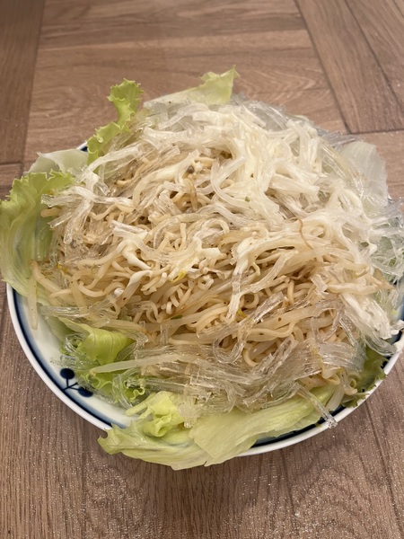 レタスとタイのトムヤムクンラーメンともやしと寒天のサラダ