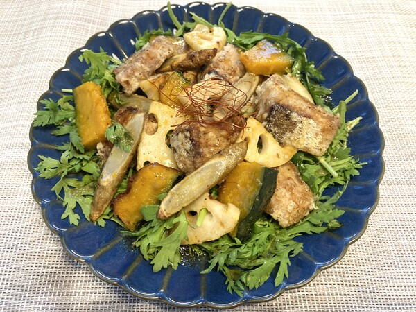 ぶりと根菜の揚げ焼きサラダ