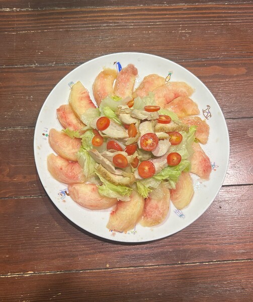 完熟白桃とチキンソテーのサラダ