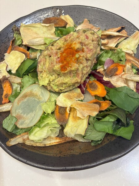 アボカド鮪タルタルの野菜畑サラダ～レモン醤油風味～
