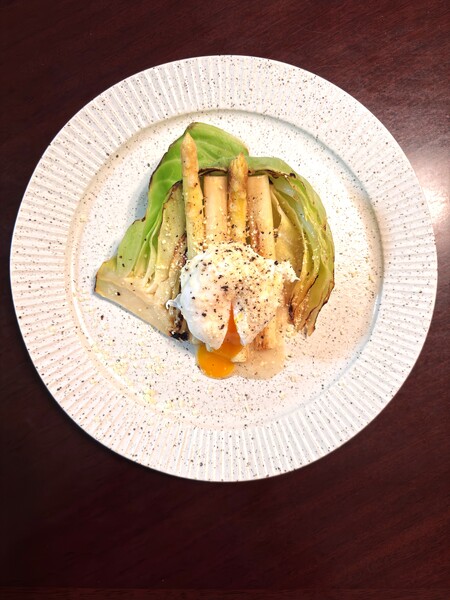 ポーチドエッグで食べる焼ホワイトアスパラと焼キャベツのシーザーサラダ