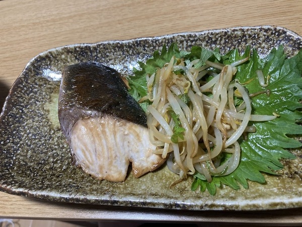 魚の付け合わせ（青じそ、もやしに中華ドレ）