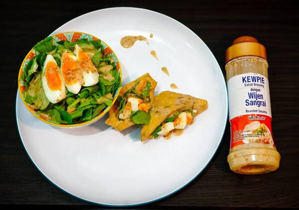 Spinach and boiled eggs Salad with Kewpie roasted sesame dressing in inari style
