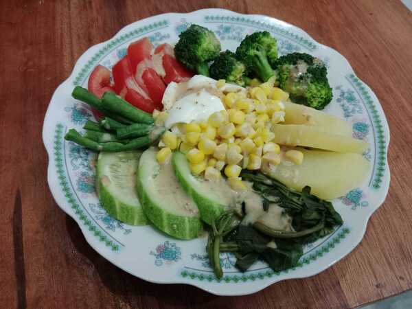 Salad Pecel Warna-Warni Dengan Wijen