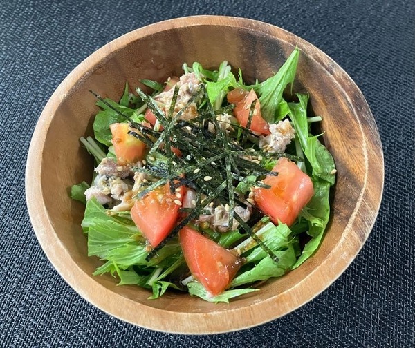 ごま油香るサバとトマトのサラダ