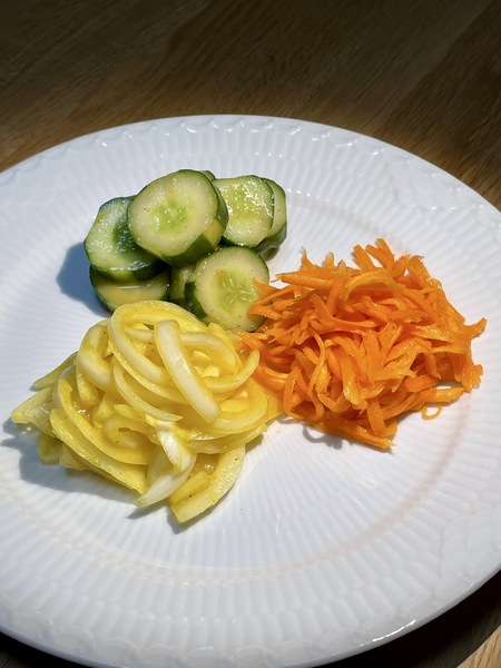 アチャールの３種盛（たまねぎ、にんじん、きゅうり）
