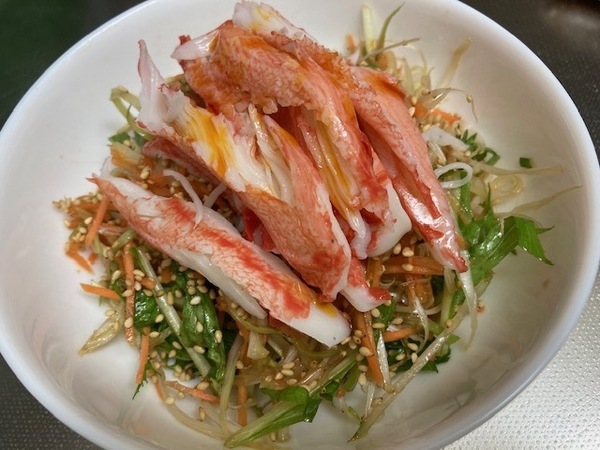 油淋鶏ソースで食べる胡麻と玉ねぎの香味薫る　ピリ辛おつまみサラダ