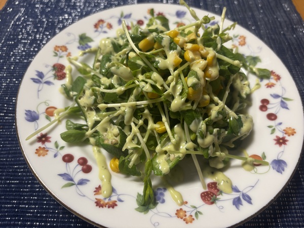 豆苗とオクラととうもろこしのバジルマヨ和え