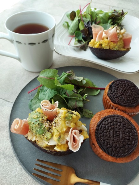 丸ごとアボカドとタマゴのポテトサラダ