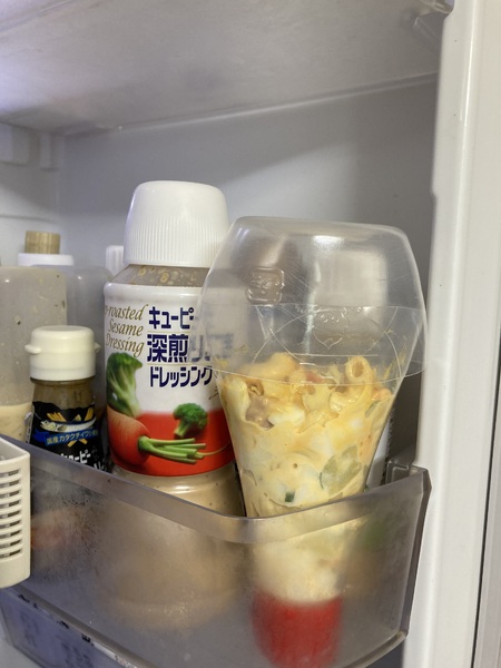 片手とスプーンで食べるたまごマカロニサラダ