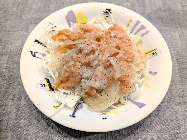 のせるだけ10秒！冷凍ストックのごちそうサーモンサラダ