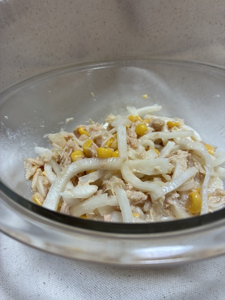 二歳が食べる大根サラダ