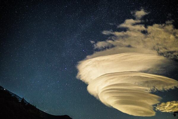 星降る富士山に現れた吊るし雲